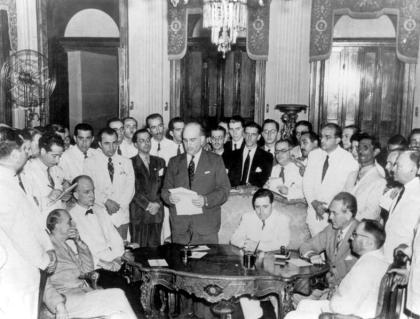 Firma del Protocolo de Río de Janeiro el 29 de enero de 1942 en el Palacio de Itamaraty, sede del Ministerio de Relaciones Exteriores del Brasil. Julio Tobar Donoso, sentado, el primero desde la derecha en traje blanco.